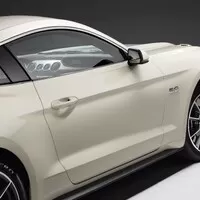 Šílenství kolem 50 let Mustangu začíná speciální edicí a autem na střeše