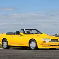 Aston Martin V8 Vantage Volante Zagato je velmi osmdesátkový a velmi žlutý