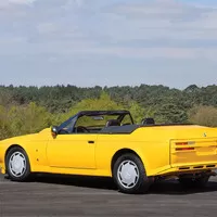 Aston Martin V8 Vantage Volante Zagato je velmi osmdesátkový a velmi žlutý