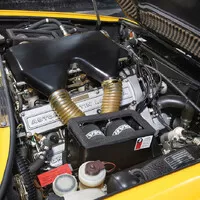 Aston Martin V8 Vantage Volante Zagato je velmi osmdesátkový a velmi žlutý