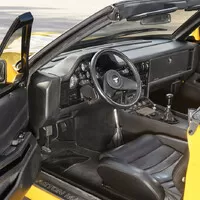 Aston Martin V8 Vantage Volante Zagato je velmi osmdesátkový a velmi žlutý