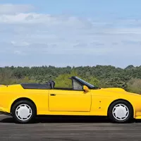 Aston Martin V8 Vantage Volante Zagato je velmi osmdesátkový a velmi žlutý