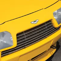 Aston Martin V8 Vantage Volante Zagato je velmi osmdesátkový a velmi žlutý