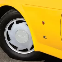 Aston Martin V8 Vantage Volante Zagato je velmi osmdesátkový a velmi žlutý