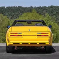 Aston Martin V8 Vantage Volante Zagato je velmi osmdesátkový a velmi žlutý