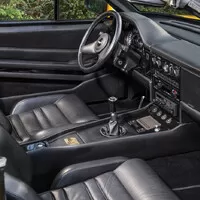 Aston Martin V8 Vantage Volante Zagato je velmi osmdesátkový a velmi žlutý