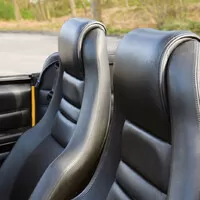 Aston Martin V8 Vantage Volante Zagato je velmi osmdesátkový a velmi žlutý