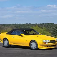 Aston Martin V8 Vantage Volante Zagato je velmi osmdesátkový a velmi žlutý