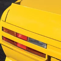 Aston Martin V8 Vantage Volante Zagato je velmi osmdesátkový a velmi žlutý