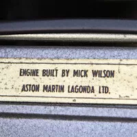 Aston Martin V8 Vantage Volante Zagato je velmi osmdesátkový a velmi žlutý