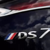Emmanuel Macron dostal prezidentský crossover DS 7 Crossback