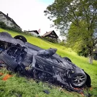 Richard Hammond rozvěsil elektrický hypersport a dostal šrouby do kolene