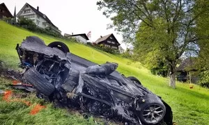 Novinky: Richard Hammond rozvěsil elektrický hypersport a dostal šrouby do kolene