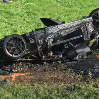 Richard Hammond rozvěsil elektrický hypersport a dostal šrouby do kolene