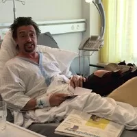 Richard Hammond rozvěsil elektrický hypersport a dostal šrouby do kolene