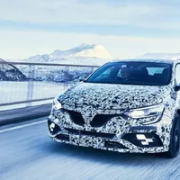 Renault ukazuje maskovaný Megane RS v zimním prostředí