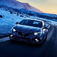 Renault ukazuje maskovaný Megane RS v zimním prostředí