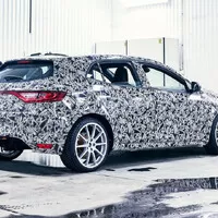 Renault ukazuje maskovaný Megane RS v zimním prostředí