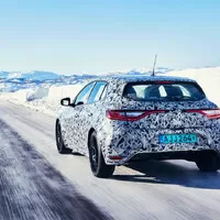 Renault ukazuje maskovaný Megane RS v zimním prostředí