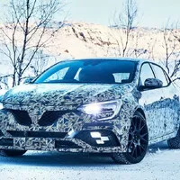 Renault ukazuje maskovaný Megane RS v zimním prostředí
