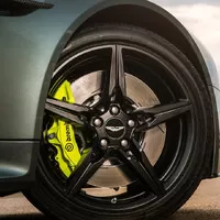 Aston Martin ve speciální edici AMR: skoro jako závoďák