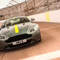 Aston Martin ve speciální edici AMR: skoro jako závoďák