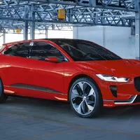 Jaguar začíná vyrábět své první elektrické SUV. Prodávat se má ještě letos.