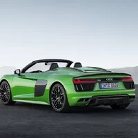 Audi R8 Spyder V10 Plus se v nové reklamě vydává do hor