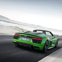 Audi R8 Spyder V10 Plus se v nové reklamě vydává do hor