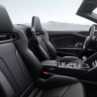 Audi R8 Spyder V10 Plus se v nové reklamě vydává do hor