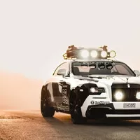 Rolls-Royce v podání Jona Olssona dělá burnouty a nosí maskáče