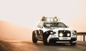 Novinky: Rolls-Royce v podání Jona Olssona dělá burnouty a nosí maskáče