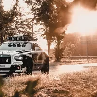 Rolls-Royce v podání Jona Olssona dělá burnouty a nosí maskáče