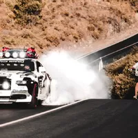 Rolls-Royce v podání Jona Olssona dělá burnouty a nosí maskáče