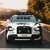 Rolls-Royce v podání Jona Olssona dělá burnouty a nosí maskáče