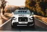 Rolls-Royce v podání Jona Olssona dělá burnouty a nosí maskáče