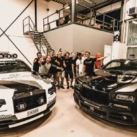 Rolls-Royce v podání Jona Olssona dělá burnouty a nosí maskáče