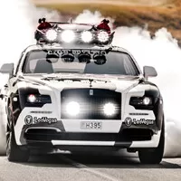 Rolls-Royce v podání Jona Olssona dělá burnouty a nosí maskáče