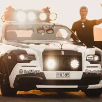 Rolls-Royce v podání Jona Olssona dělá burnouty a nosí maskáče