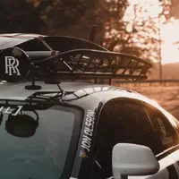 Rolls-Royce v podání Jona Olssona dělá burnouty a nosí maskáče