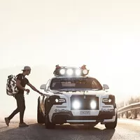 Rolls-Royce v podání Jona Olssona dělá burnouty a nosí maskáče