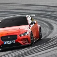Jaguar XE SV Project 8: Nejvýkonnější silniční Jaguar na závodním podvozku