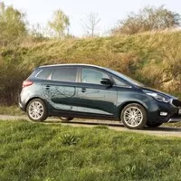 Kia Carens 1.7 CRDi : Neúnavný pomocník unaveného rodiče