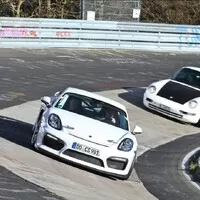 Pohleďte na 911 993, týrající nového Caymana na Nürburgringu