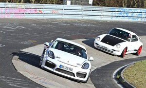 Novinky: Pohleďte na 911 993, týrající nového Caymana na Nürburgringu