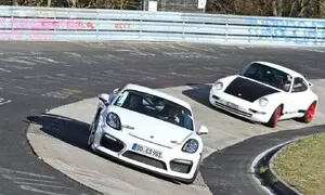 Novinky: Pohleďte na 911 993, týrající nového Caymana na Nürburgringu