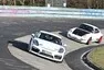 Pohleďte na 911 993, týrající nového Caymana na Nürburgringu