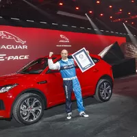 Jaguar představuje nový E-Pace v elegantní „vývrtce“