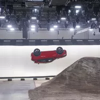 Jaguar představuje nový E-Pace v elegantní „vývrtce“