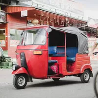 Bajaj RE Compact: Tuk tukem do Jižní Ameriky? Nebo aspoň do Malé Hanoje?